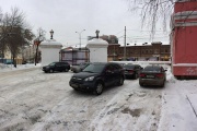 «На тротуаре, где стояли пешеходы, образовался затор». Жители Екатеринбурга жалуются на машины, припаркованные у входа в Исторический сквер