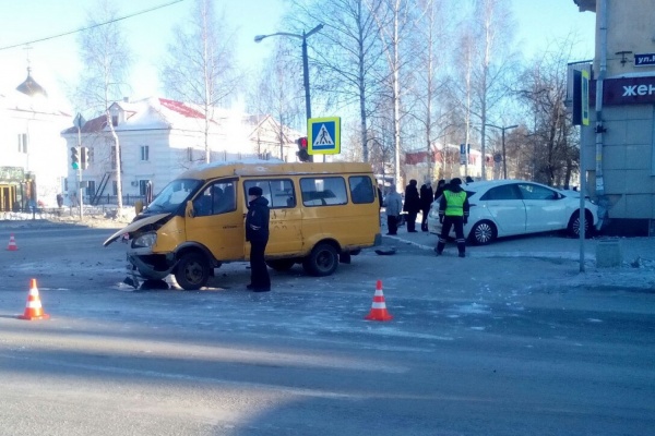 В Лесном один из участников ДТП вылетеле на тротуар и сбил 12-летнего школьника - Фото 1