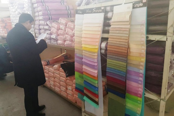В Екатеринбурге приставы арестовали более 15 километров тканей у текстильной компании за многомиллионные долги перед налоговой - Фото 1