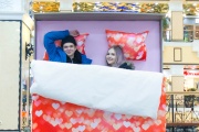 В центре Екатеринбурга появилась огромная кровать для влюбленных