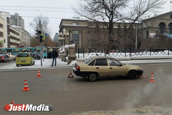 В центре Екатеринбурга, где не работают светофоры, легковушка сбила молодого парня - Фото 1