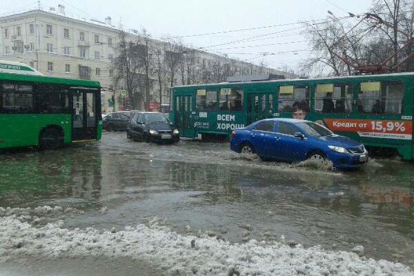 В Екатеринбурге апокалипсис. Из-за коммунальной аварии затопило половину центра города. ФОТО, ВИДЕО - Фото 1