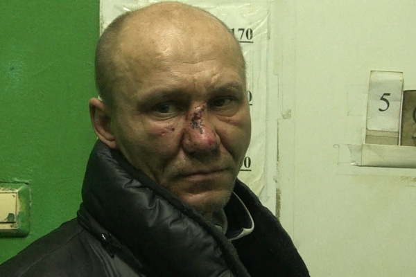 В Екатеринбурге на детской площадке двое избили дедушку и, угрожая ножом, забрали у него шапку и деньги - Фото 1