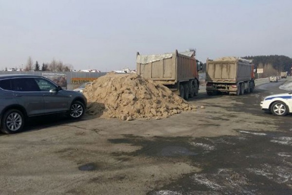 Водитель грузовика высыпал на ЕКАДе 47 тонн песка, чтобы не получить штраф за перегруз - Фото 1