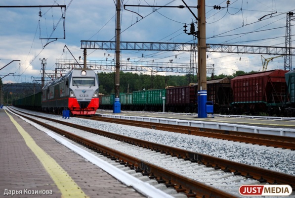 В Свердловской области маленькие дети стали чаще играть на железнодорожных путях и подкладывать предметы на рельсы - Фото 1