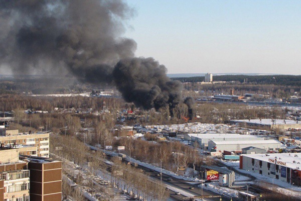 В Екатеринбурге полыхает коллективный сад. Огромный столб дыма виден во всех районах города. ФОТО - Фото 1