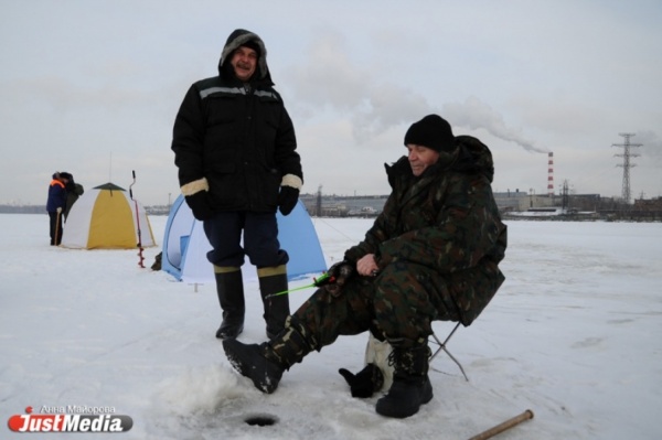 В Белоярском водохранилище с отколовшейся льдины спасли 23 рыбаков - Фото 1