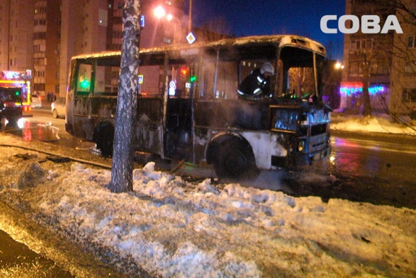 В центре Екатеринбурга из-за неисправности газового оборудования сгорел автобус. ФОТО - Фото 1