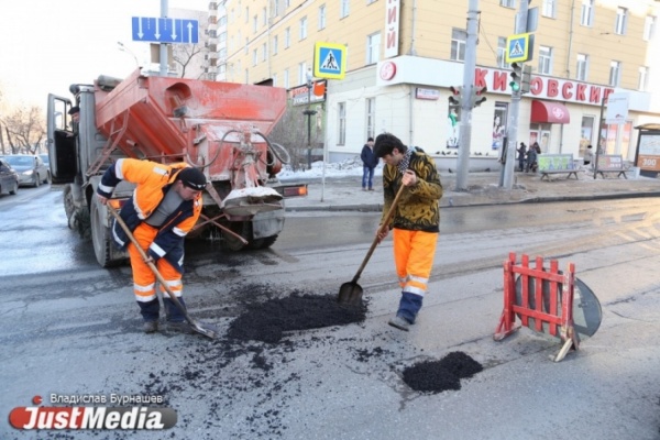 В Екатеринбурге начали ремонтировать ямы на дорогах. ФОТО - Фото 1