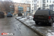 Госдума дала екатеринбургским водителям еще немного времени помесить грязь на газонах. Теперь вся надежда на Медведева