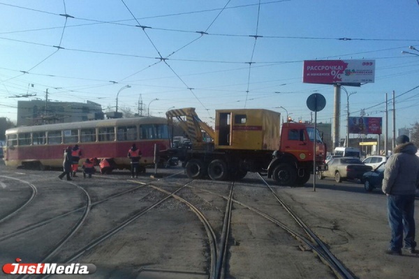 Жители Уралмаша не могут выехать в центр из-за сошедшего с рельсов трамвая. ФОТО - Фото 1
