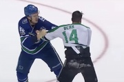 ФОТО: скриншот видео с канала hockeyfights.com