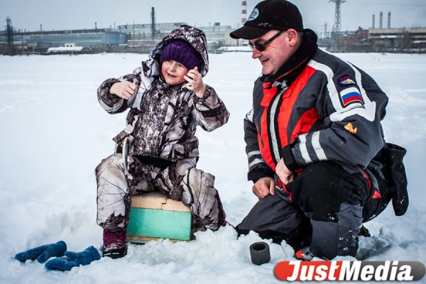 Спасатели эвакуировали 16 рыбаков с отрывающейся льдины на Белоярском водохранилище - Фото 1