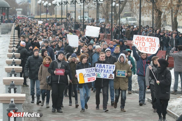 Сторонники Навального вышли на запрещенный митинг в Екатеринбурге. Есть первые задержанные. ФОТО - Фото 1