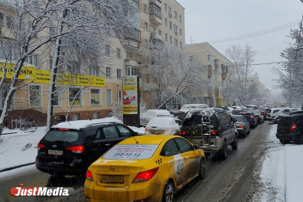 Неожиданный снегопад парализовал движение на дорогах Екатеринбурга. ФОТО - Фото 1
