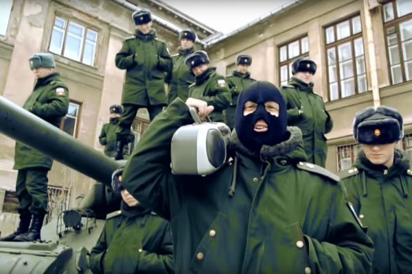 Уральские военные приняли эстафету от московских таджиков и спародировали «Грибы». ВИДЕО - Фото 1