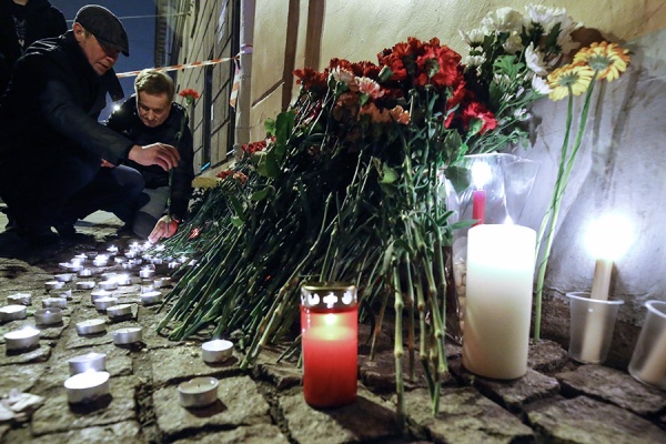«Нас не запугать». Вся Россия выходит на акции, посвященные памяти жертв вчерашнего теракта в Питере - Фото 1