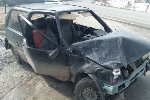 В Свердловской области пьяный лихач на «Оке» впечатал припаркованную иномарку в забор - Фото 1