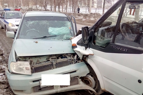 В Ревде водитель «маршрутки» уснул за рулем и протаранил встречный Mitsubishi. Пострадали 2 человека. ФОТО - Фото 1