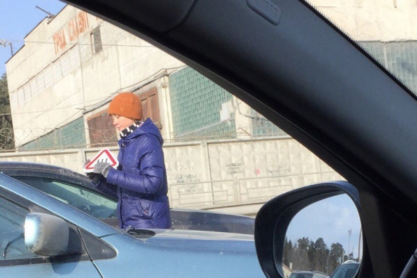 Из-за новых штрафов ГИБДД в Екатеринбурге появились необычные бизнесмены. ФОТО - Фото 1