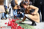 «Помним. Скорбим. Не забудем». Уральцы почтили память жертв теракта в Санкт-Петербурге. ФОТО