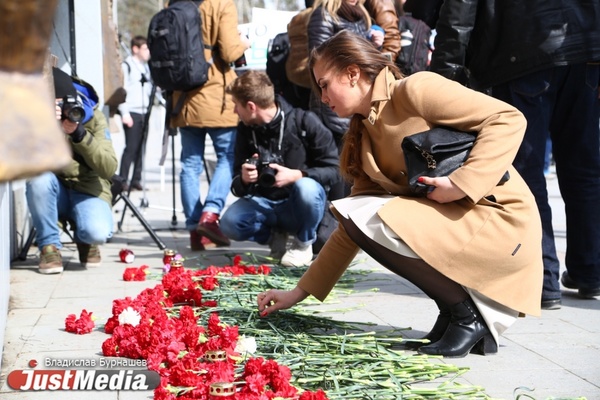 «Помним. Скорбим. Не забудем». Уральцы почтили память жертв теракта в Санкт-Петербурге. ФОТО - Фото 1