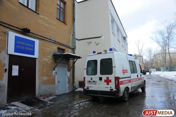 В Екатеринбурге пьяный пациент напал с палкой на бригаду скорой, которая приехала его спасать - Фото 1