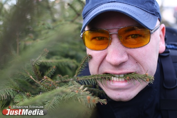 Мансур Шаймарданов, пожарный: «У нас то холодно, то жарко, благо елки круглый год зелено-стабильные». В Екатеринбурге +11 и дожди  - Фото 1