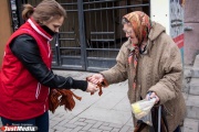 Почему нельзя носит Георгиевские ленты на ботинках? В центре Екатеринбурга волонтеры будут выдавать символы победы и объяснять их ценность