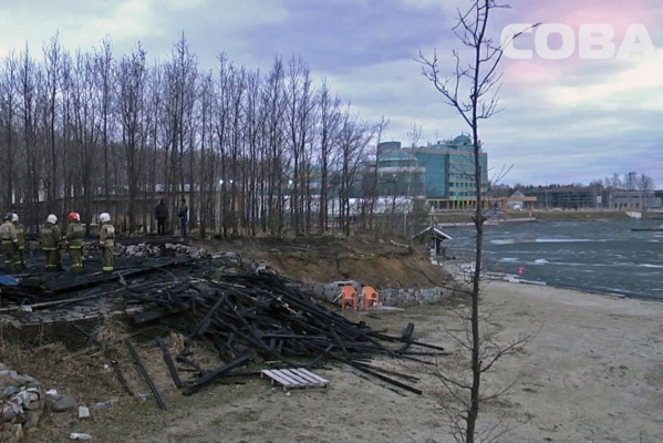 На берегу у отеля Ramada сгорело летнее кафе. ФОТО  - Фото 1