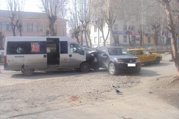Екатеринбургский водитель маршутки лишился работы после тройного ДТП - Фото 1