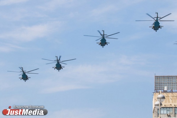 Над Екатеринбургом промчались военные вертолеты и истребители. ФОТО - Фото 1