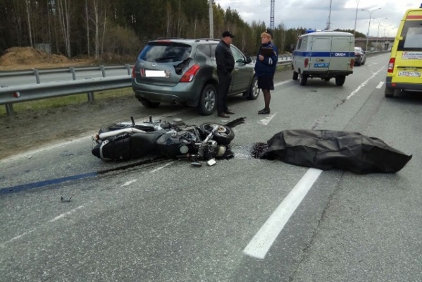 На Московском тракте, «собрав» на дороге две иномарки, погиб мотоциклист. ФОТО - Фото 1