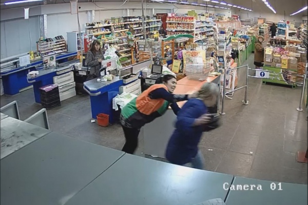 Бывшего замдиректора магазина в Екатеринбурге поймали за волосы, когда она пыталась ограбить кассу - Фото 1
