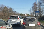 Из-за нескольких ДТП и ремонтных работ Объездная улица в Екатеринбурге превратилась в сплошную пробку