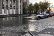 Вода подступает к резиденции губернатора! В центре Екатеринбурга случился потоп