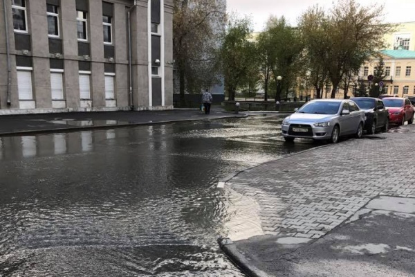 Вода подступает к резиденции губернатора! В центре Екатеринбурга случился потоп - Фото 1