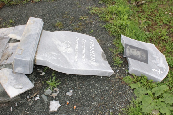 В Билимбае полицейские нашли троих малолетних паркурщиков, которые разгромили местное кладбище - Фото 1