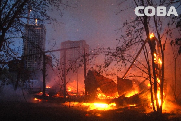 Ночью в Екатеринбурге сгорела веранда летнего кафе - Фото 1