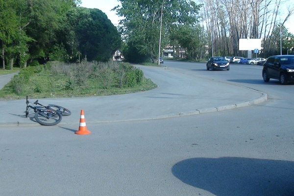 В Екатеринбурге водитель «Лады» сбил на тротуаре девятилетнего велосипедиста - Фото 1