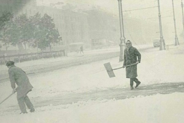 «Не до нытья было». В июне 1967 года уральские улицы занесло снегом - Фото 1