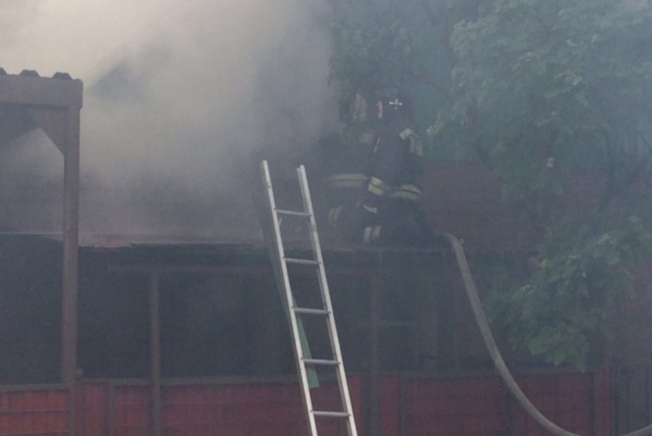 В Верхней Пышме полтора часа 12 машин тушили сильный пожар в частном доме - Фото 1