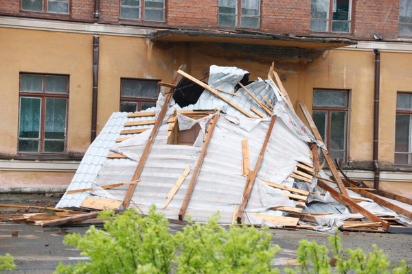 Евгений Куйвашев поручил оказать муниципалитетам полное содействие в проведении ремонтно-восстановительных работ после урагана - Фото 1
