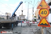 Укладывают асфальт и ставят бордюры. В Екатеринбурге кипят ремонтные работы на улицах возле Центрального стадиона. ФОТО