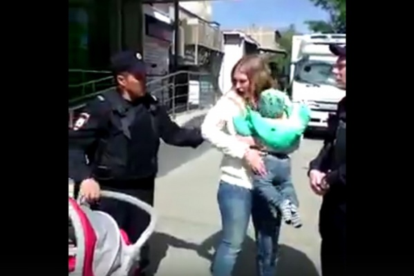 В Екатеринбурге полиция скрутила маму с малышом на руках за торговлю ягодами. Следователи начали проверку, ВИДЕО - Фото 1