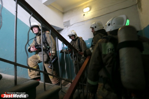 Крупный пожар в центре Екатеринбурга. Огнеборцы эвакуировали из многоквартирника на Ленина 65 человек - Фото 1