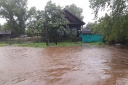 В Махнево проливные дожди смыли несколько десятков домов и дорогу. ФОТО