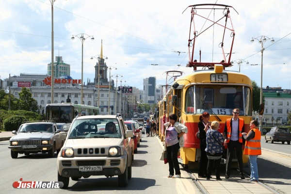 Две Subaru парализовали движение трамваев по Ленина. ФОТО - Фото 1