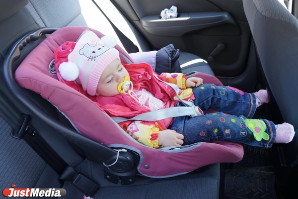 Российским автомобилистам разрешили возить детей без автокресел - Фото 1