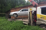 Уральские приставы конфисковали Mercedes должника, находившийся «в плену» у автосервиса